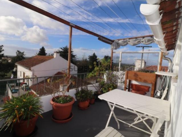 2 prédios, 4 apartamentos, no centro de Azeitão