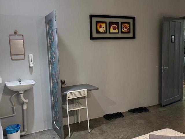 2 Queens Aircond Private Attached Bath