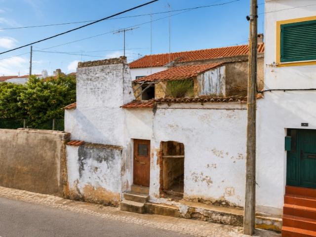 2 Ruínas | Oportunidade de Reconstrução em Fronteira | 40m² + 25,5m²