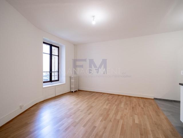 Carouge Rue des Caroubiers 2 Zimmer Wohnung von etwa 47 m² im Erdgeschoss