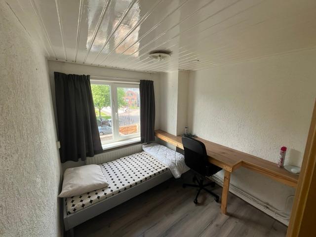 2 rooms for rent in a female only student house