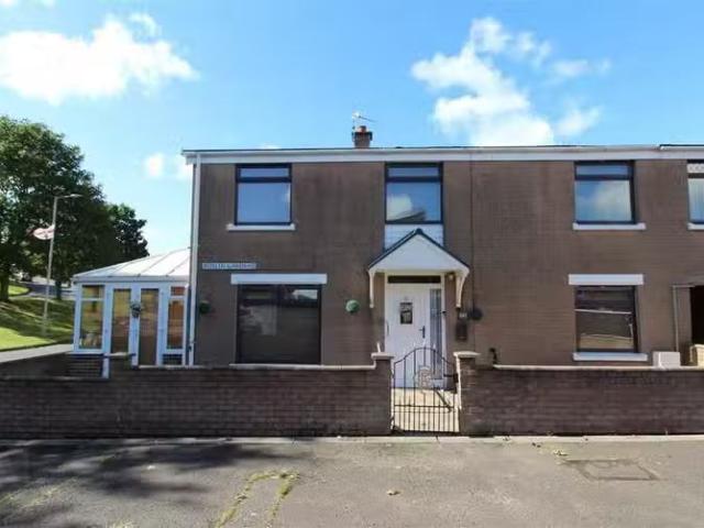 2 Roslin Gardens