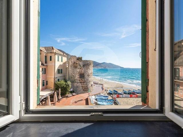 Laigueglia piazza bastione, 11