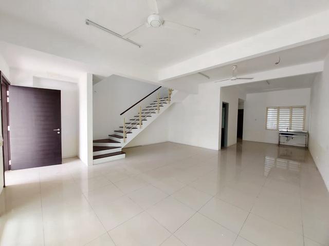 2 Storey BM Utama SuperlinkLong Car park Can 4 Car4Bed3Bath