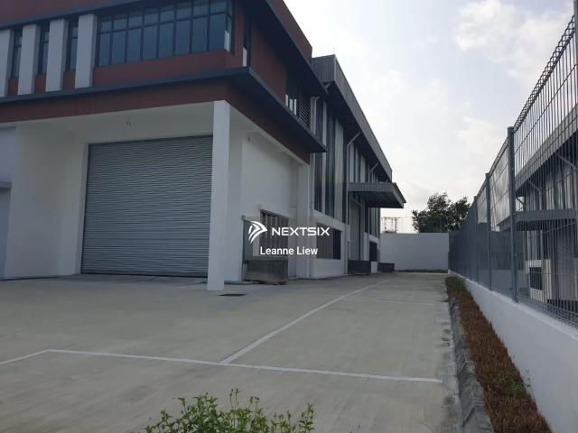 2 Storey Cluster Factory Freehold Build Up: 4,635 sqft Land Size: 60 x 130 7,800 sqft Power supply: 150 amp