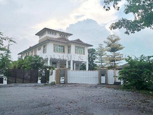 2 Storey Detached House with Swimming Pool in Putra Crest