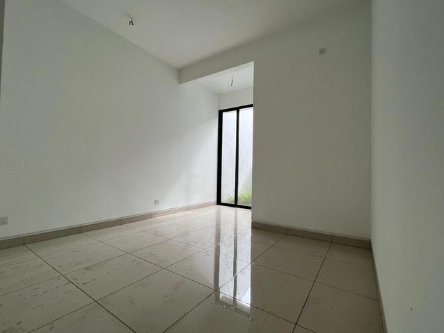 2 storey elmina east facing east for sale