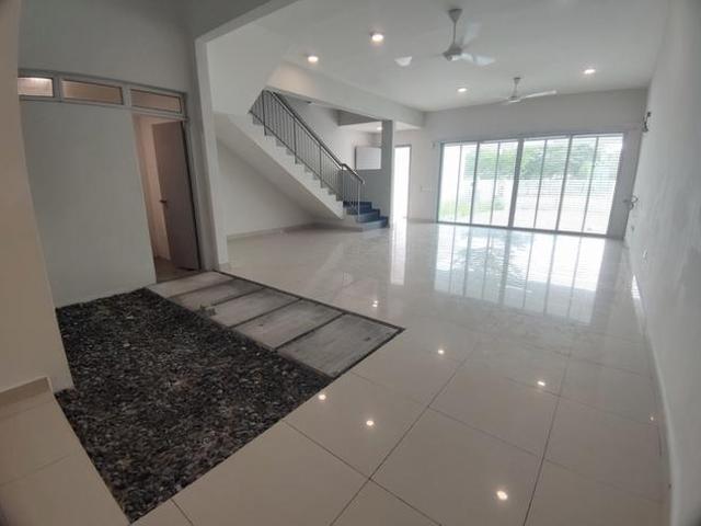2 Storey House Bandar Rimbayu Basic unit well kept