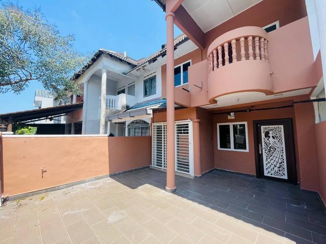 2 storeys renovated nearby LRT and easy access highway LDP Puchong