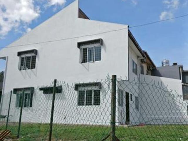 2 sty Corner 4R3B Newly Refurbish at Taman Bukit Serdang sec6Serdang