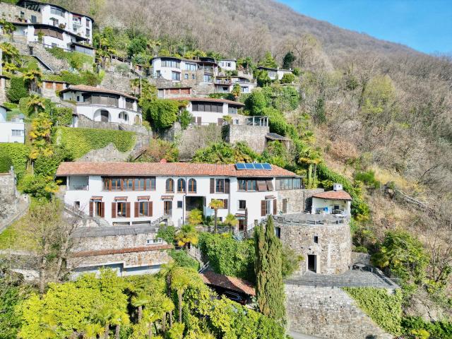 2 Twin Villen im rustikalen Stil mit Seeblick und Pool