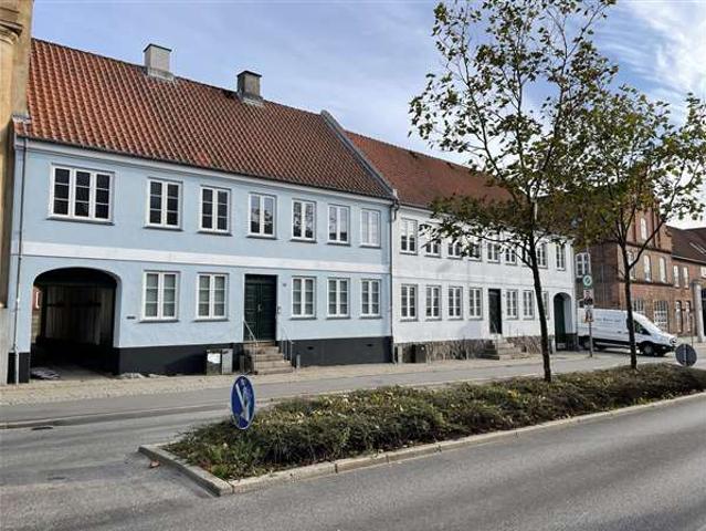 2 værelses lejligheder med altan i centralt kvarter