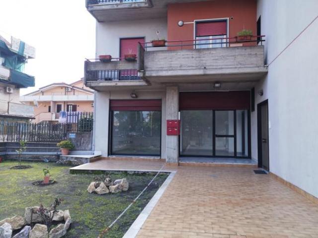 2 Vetrine in affitto a Gravina di Catania