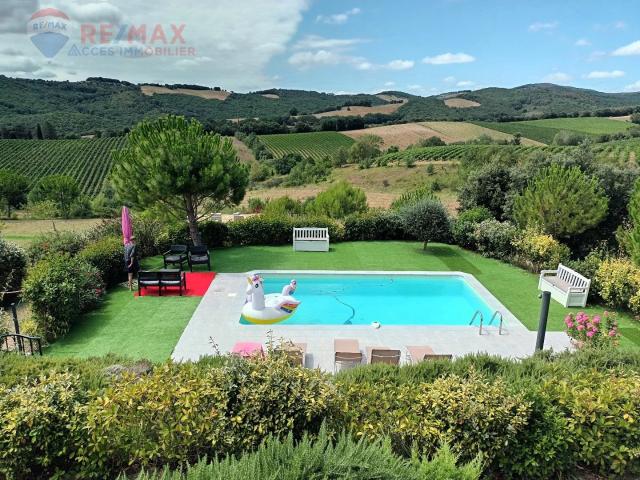 2 VILLAS DE PLAIN PIED AVEC PISCINE, JARDIN, GARAGES, ET VUE PAN
