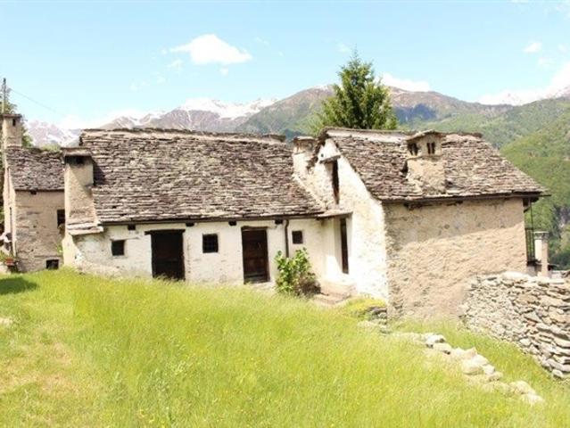 2 zusammengebaute Rusticos mit Garten in der Natur in Italien/ 2 Rustici con 4 locali con giardino nella natura