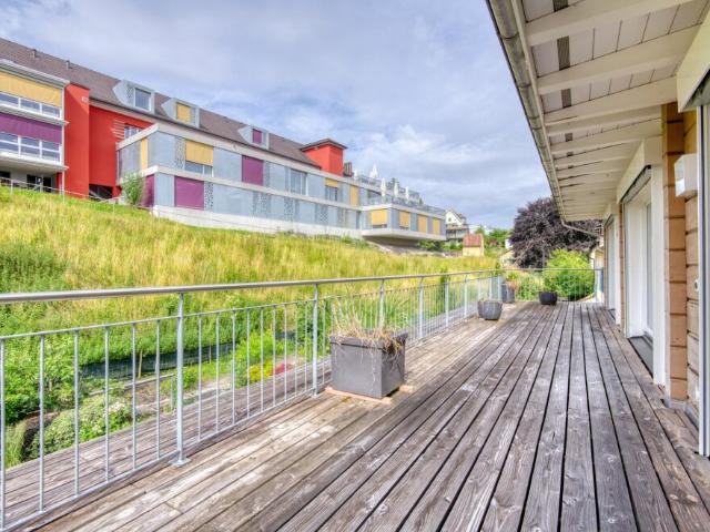 2 Zimmer Wohnung mit Terrasse über die ganze Wohnungslänge Viel Holz, viel Licht und eine Terrasse, die alles verbindet