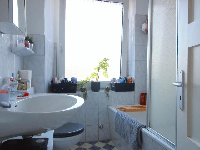 2 ZIMMER WOHNUNG IM CHARMANTEN ALTBAU AM RHEIN ZU MIETEN!