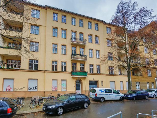 2 Zimmer Altbauwohnung mit Balkon im Reuterkiez Eigenbedarf ab 2029 möglich!