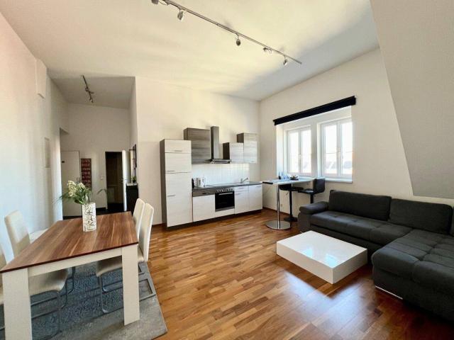 2 Zimmer Dachgeschosswohnung mit Traumblick! 66 m2 in Top Wohngegend, U1 Nähe!