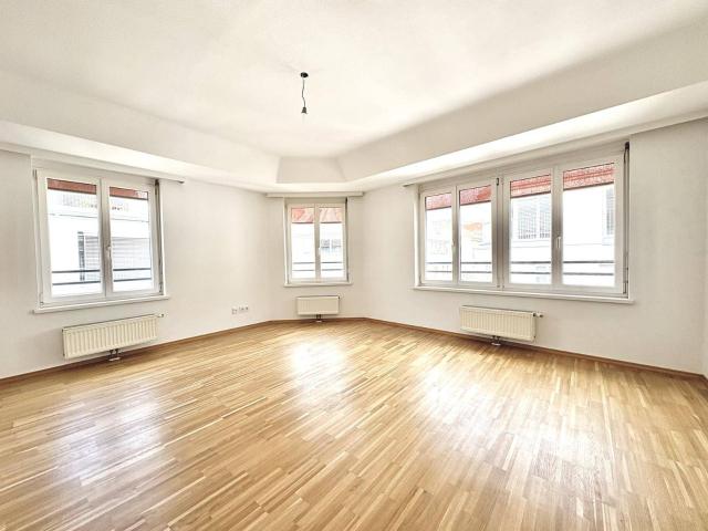 DG Traum | 2 Zimmer Wohnung + moderne Küche & Tageslichtbadezimmer – in stilvoll saniertem Altbau