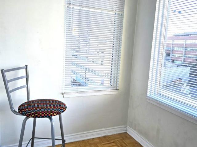 $2,000 / 1br – 664ft2 – This bright and spacious 1 bedroom + den with in suite Laundry R0044