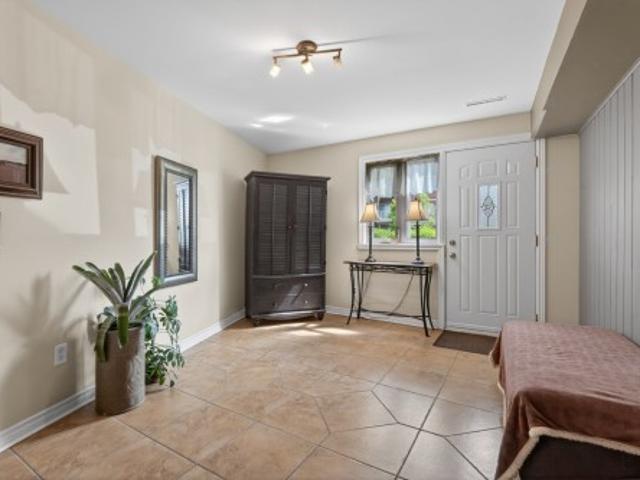 2 121 Av. Vanguard, Pointe Claire, QC, H9R 3T4 condo for sale | Listing ID 10483 | Royal LePage