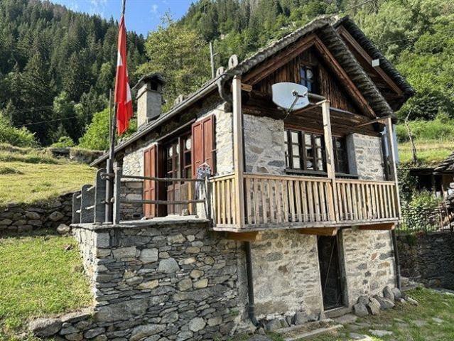 2 1/2 Zimmer Rustico mit Terrasse an sehr sonniger, ruhiger Aussichtslage / rustico di 2 1/2 locali molto tranquillo, soleggiato e bella vista