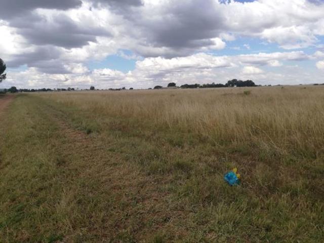 2.1 ha Land available in Mooilande