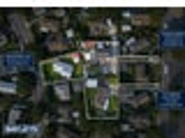 2,496m2, with triple access