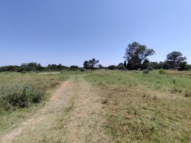 2.4 ha Land available in Spitskop