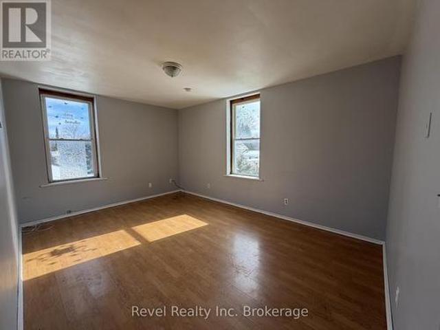 2 571 Ontario Street, Warwick Watford, ON, N0M 2S0 investment for lease | Listing ID X12901 | Royal LePage