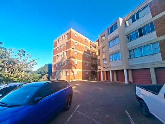 2.5 bed, 1 garage, 1 open bay