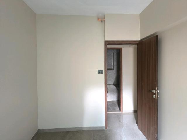 2.5 BHK Apartment in Vile Parle West for resale Mumbai. The reference number is 19771993