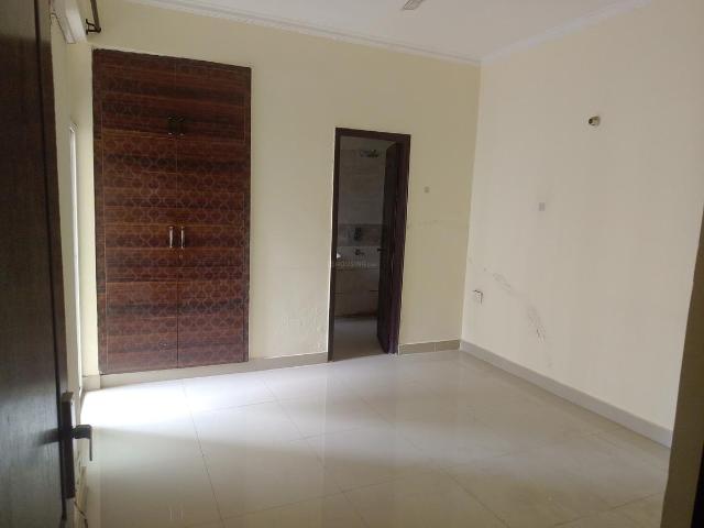2.5 BHK Apartment in Sector 76 for rent Noida. The reference number is 19925276