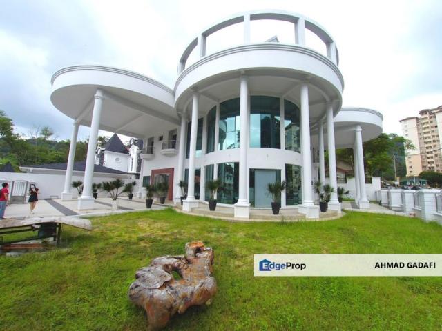 2.5 Storey Bungalow Corner Renovated with private