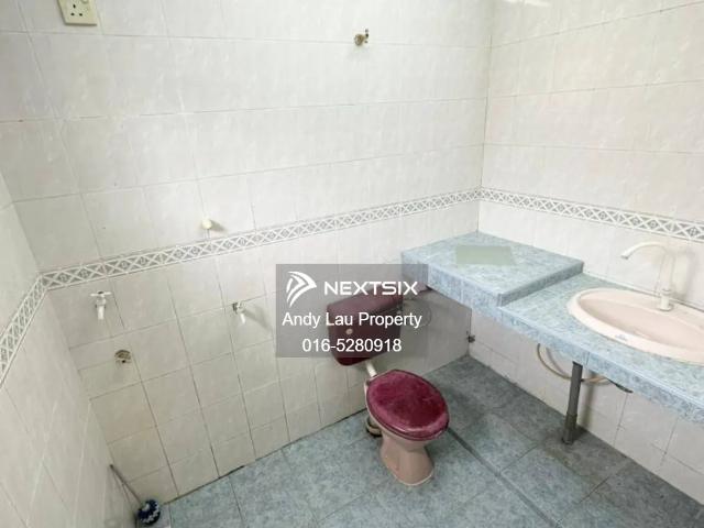 2.5 Storey Bungalow 10 Bedrooms 7 Bathrooms Land Area 6532sqft Freehold Intermediate Unit Facing NORTH Got night Guard Fully Renovation Condition
