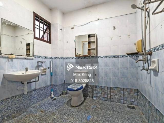 2.5 storey semi d. Rare unit cause here seldom owner want to sell, come with gated & guarded, view to believe