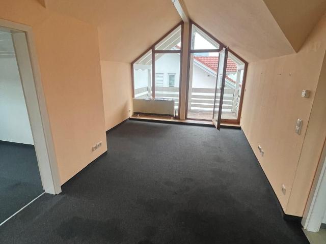 2,5 Zimmer DG Wohnung mit Balkon u. EBK in Kirchheim Ötlingen