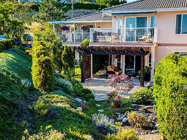 #2 6909 Manning Place Ideally Located Foothills Townhouse