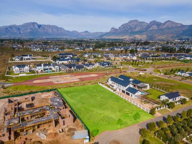 2 802 m² Land available in Val de Vie Estate
