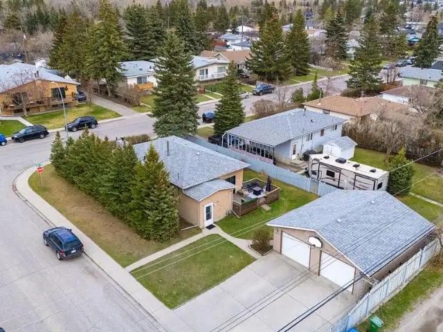 4BED & 2.5BATH with HEATED GARAGE IN BOWNESS