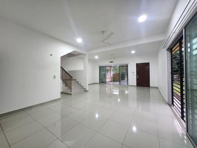 2sty Endlot House at Rimbun Vista facing playground extra parking