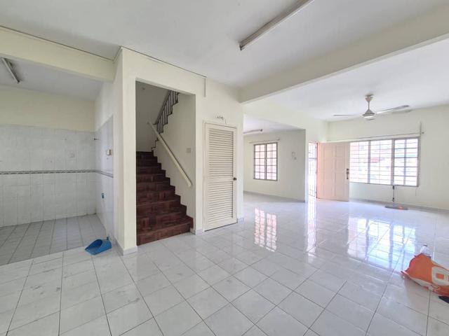2sty Well kept unit in Doritis Kota Kemuning