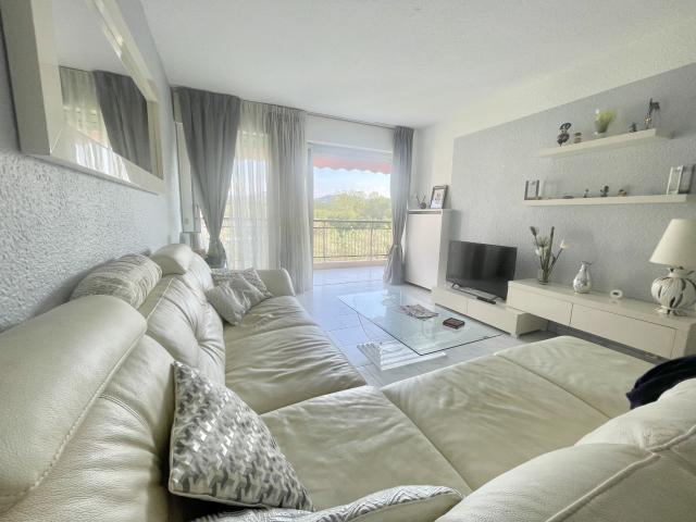 2P, 57m2 + grand balcon, au calme, vue dégagée et verdoyante, parking sous sol, proche commerces