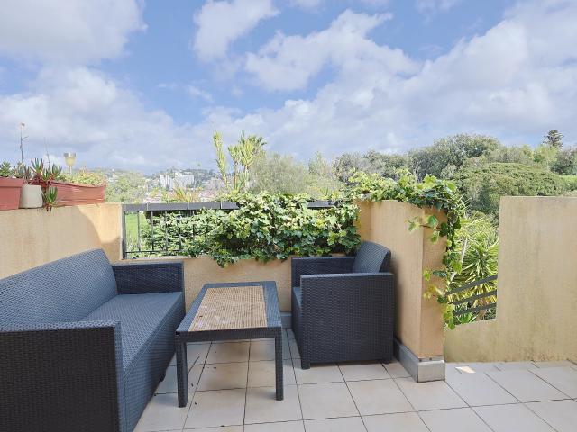 2P avec terrasse, piscine et parking – Résidence sécurisée sur les hauteurs de Vallauris