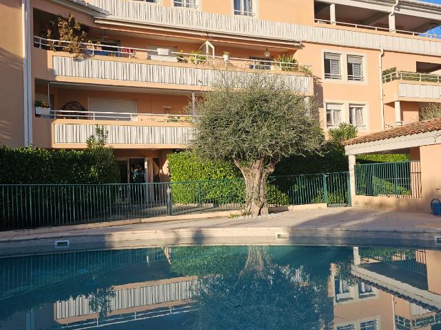 2P DERNIER ETAGE RESIDENCE AVEC PISCINE