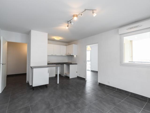 2p NICE OUEST DERNIER ETAGE avec TERRASSE