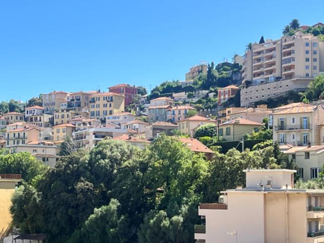2P Rénové en Dernier Etage avec balcon Sud Sud Ouest et VUE