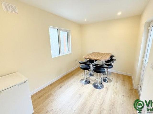 33 Clonmore Road