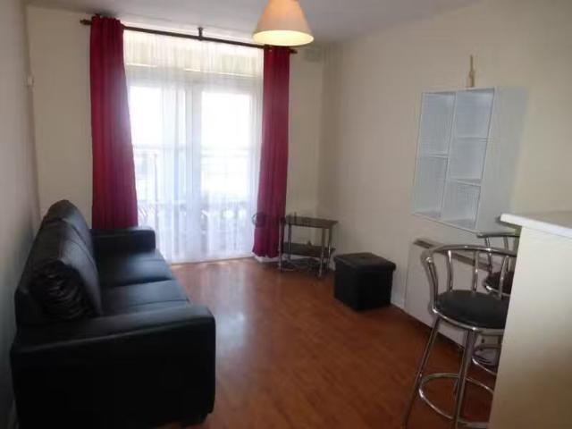 33 Leonards Court, Clanbrassil Street, Dublin 8 is for rent